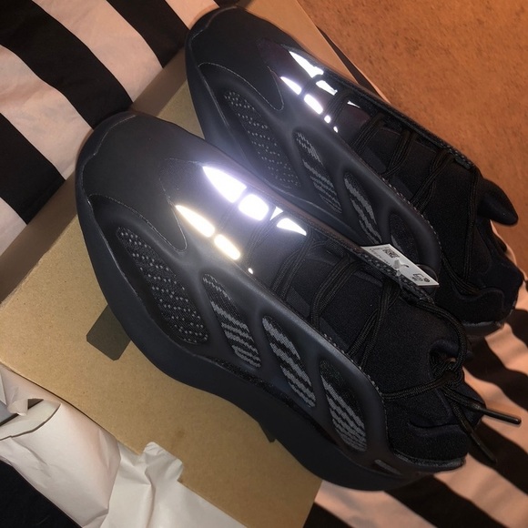 yeezy 700 v3 size 10